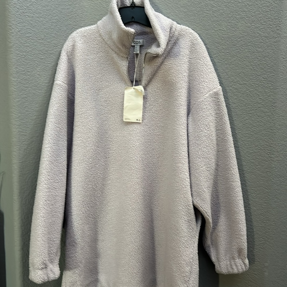 Oversized fit long sleeve dress.Zipper closure. Side -seam pockets.